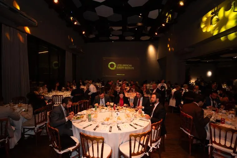 Cena de clausura con las mesas de invitados