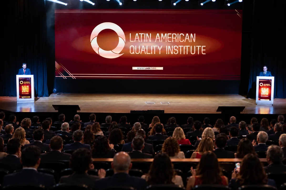 Auditorio lleno frente al escenario del LAQI Impact Summit 2026, con el logotipo del Latin American Quality Institute en la pantalla