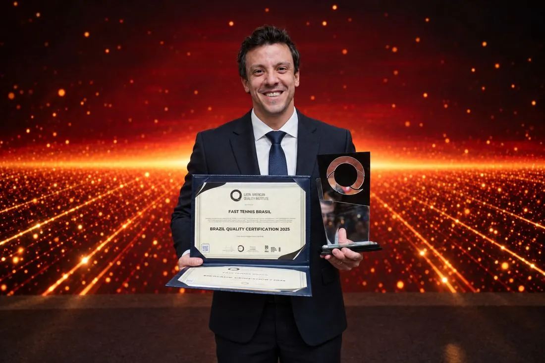 Representante da Fast Tennis com troféu e certificado LAQI