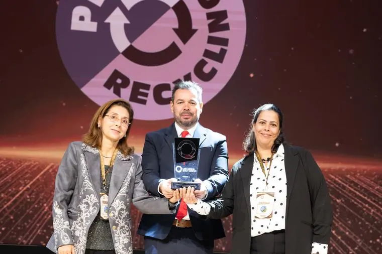 Empresa reconhecida recebe o troféu no palco