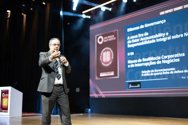 Conferência sobre governança no palco principal