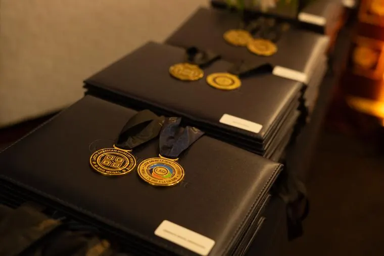 Medalhas oficiais e diplomas preparados para a cerimônia