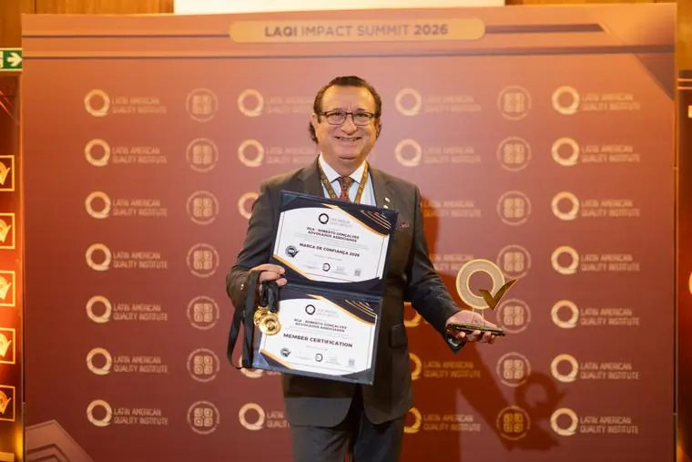 Executivo com certificado e troféu no photocall LAQI