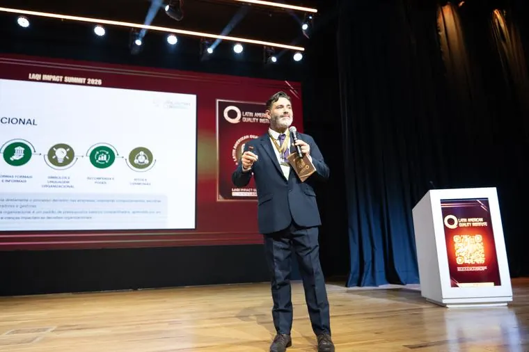 Palestrante apresenta caso no palco do Summit