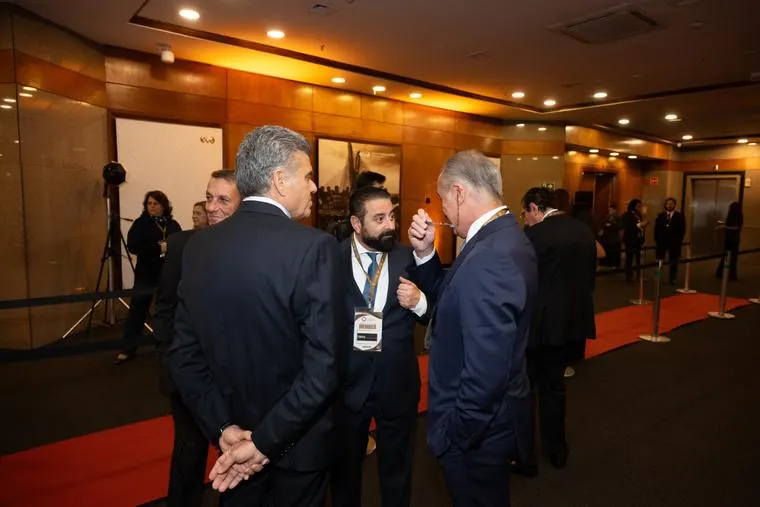 Networking entre participantes no hall do evento