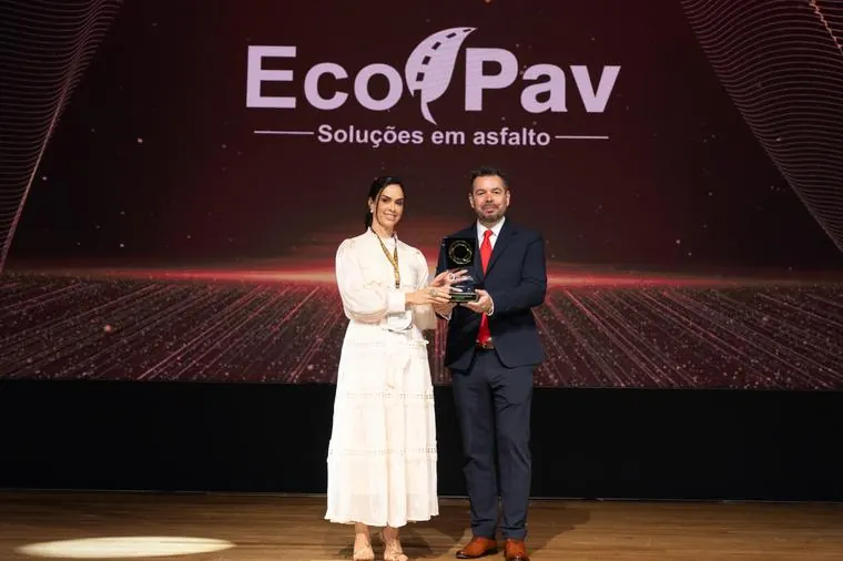 Entrega de troféu no palco da premiação
