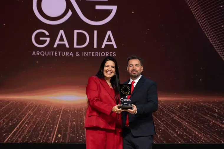 Empresária recebe o troféu LAQI no palco