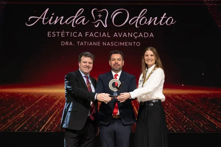 Entrega de troféu a empresa reconhecida