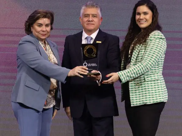 Empresaria recibe el trofeo LAQI en el escenario