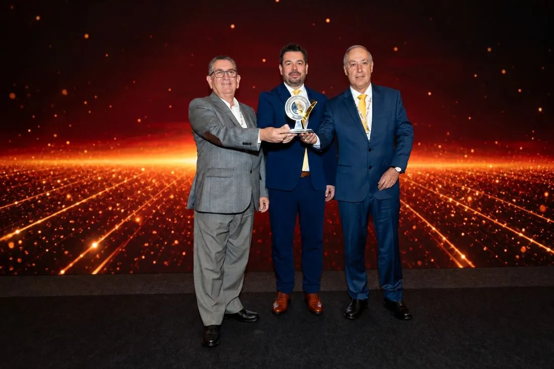 Representantes de Greenbrier Maxion en el escenario del LAQI Impact Summit