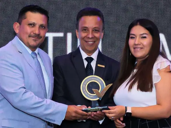 Entrega de trofeo en el escenario de la ceremonia de premiación