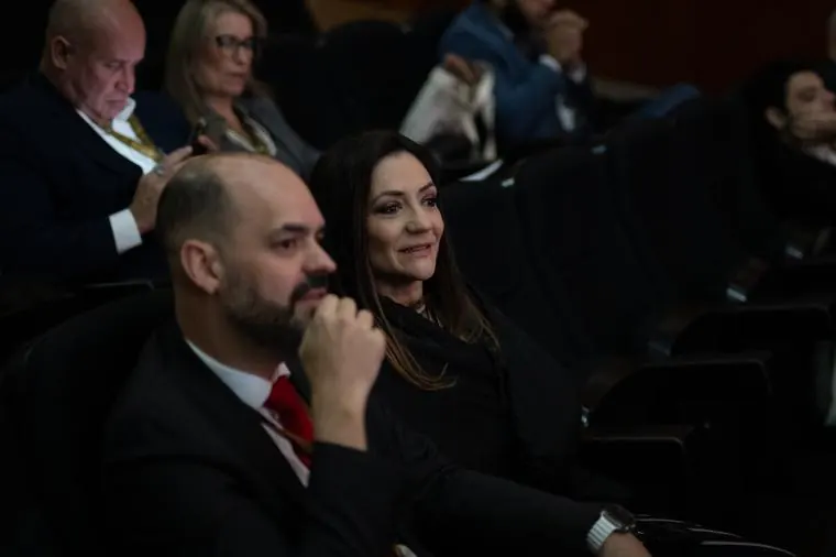 Público atento a las conferencias