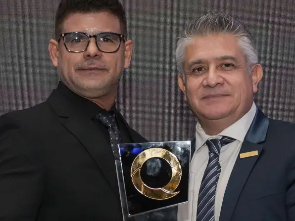 Empresario recibe el trofeo LAQI en el photocall