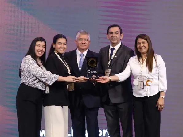 Equipo reconocido recibe el trofeo en el escenario