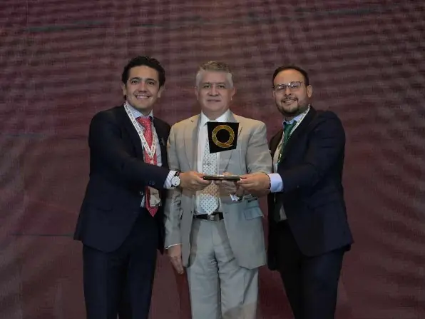 Entrega de trofeo a una empresa reconocida
