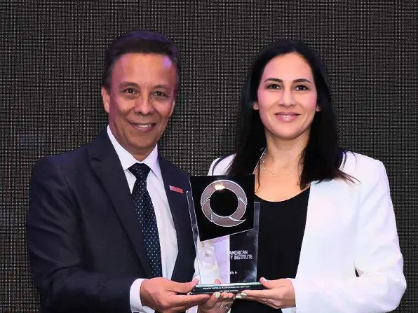 Empresaria recibe el trofeo de cristal LAQI en el escenario