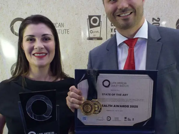 Diploma, medalla y trofeo de una empresa reconocida