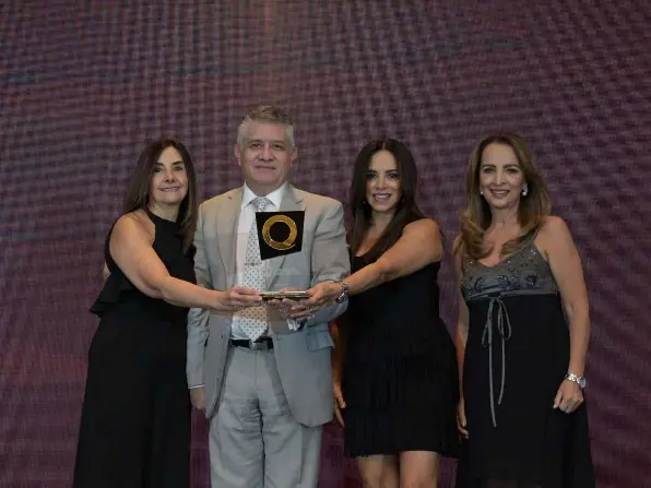 Entrega de reconocimiento a un equipo en el escenario