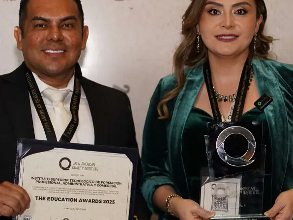 Galardonados con diploma y trofeo en el photocall LAQI