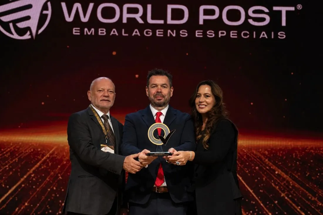 Representantes de World Post reciben el trofeo en el escenario del LAQI Impact Summit