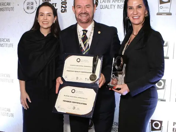 Galardonados con diplomas y trofeo en el photocall LAQI