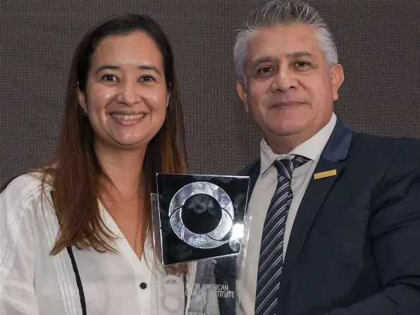 Empresaria recibe el trofeo LAQI en el photocall